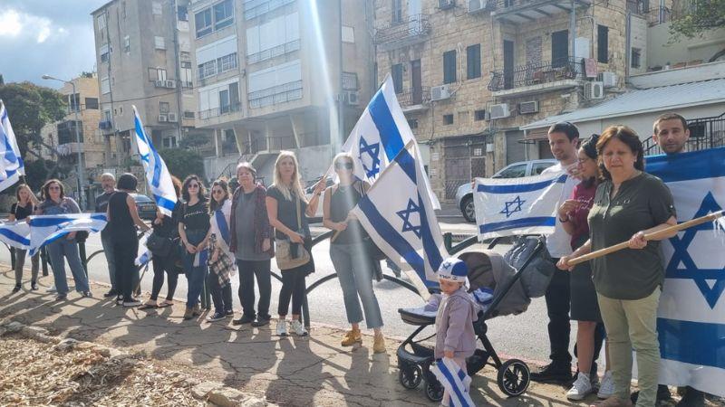 תושבי חיפה יצרו שרשרת דגלים לזכרו של רב