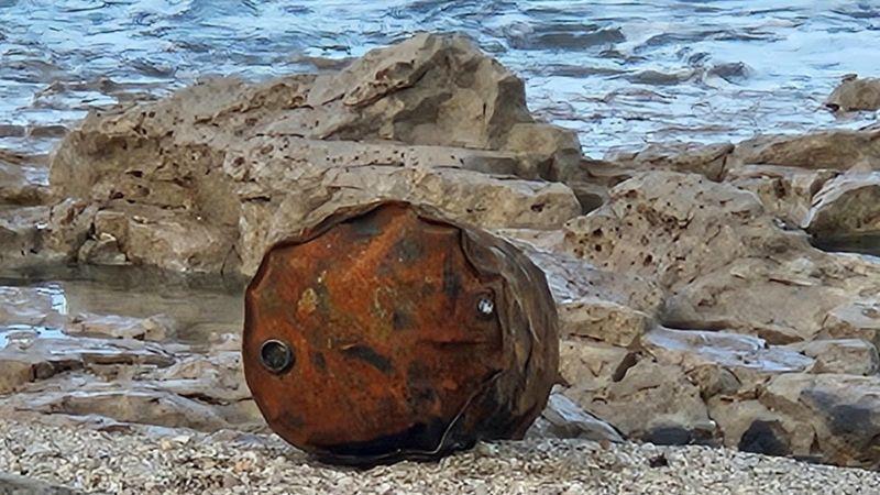 חבית הסולר שנשטפה אל חוף שקמונה | צילום: רשות הטבע והגנים