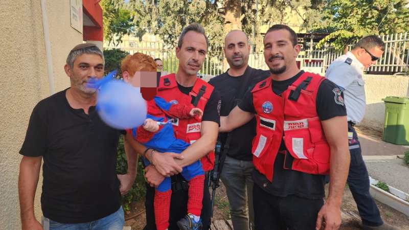 חילוץ מיוחד: לוחמי האש סייעו לסופרמן בן ה-4 שנלכד בסורגים