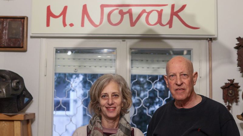 "היינו אוספים לאבא את הנייר עיתון". רוני ושירלי נובק | צילום: עומר מוזר