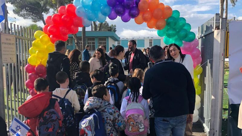 תלמידי המגינים חוזרים לבית הספר | צילום: ברוך שמאילוב