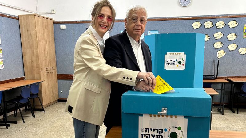 המועמדים החלו להצביע; עיכוב בפתיחת קלפי בחיפה