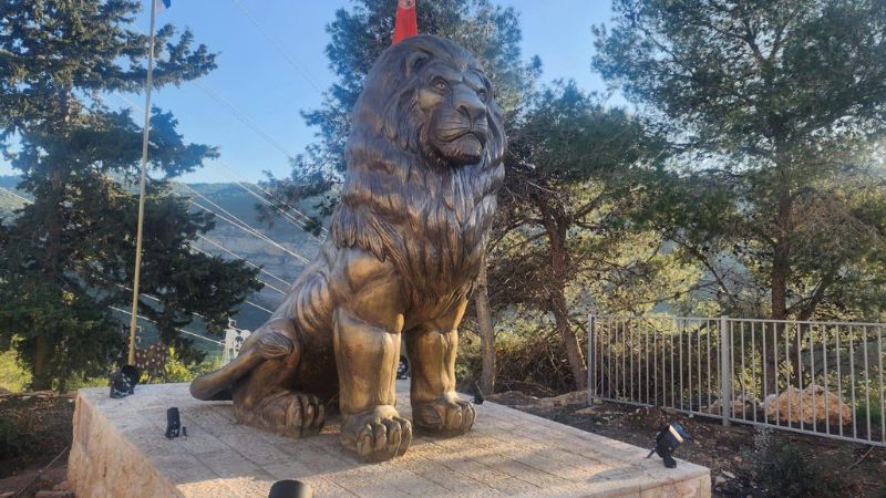 סיפורו של פסל האריה הענק שהוצב בפארק הגשרים התלויים בנשר