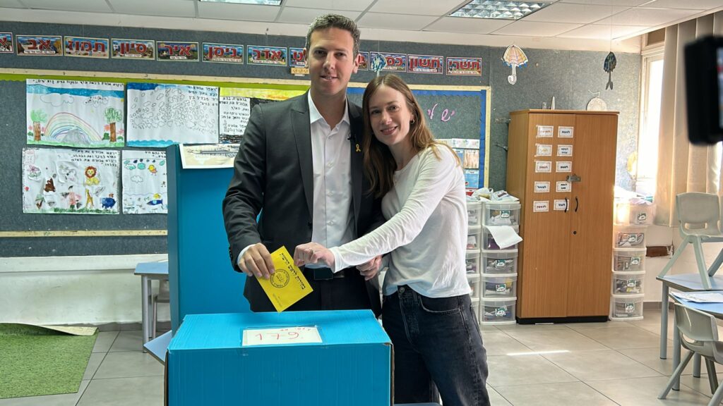 דוד עציוני מצביע בסיבוב השני | צילום: רדיו חיפה