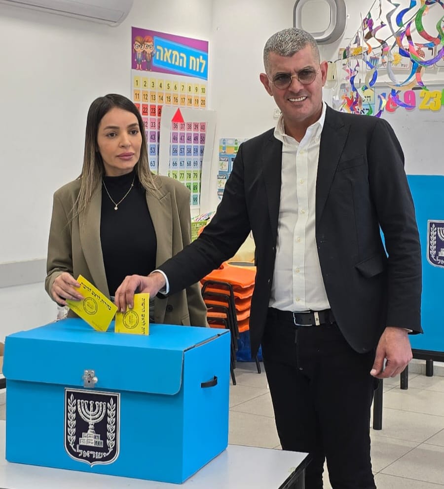 אלי כהן מצביע בסיבוב השני | צילום: אורן סטלקול, מסר הפקות