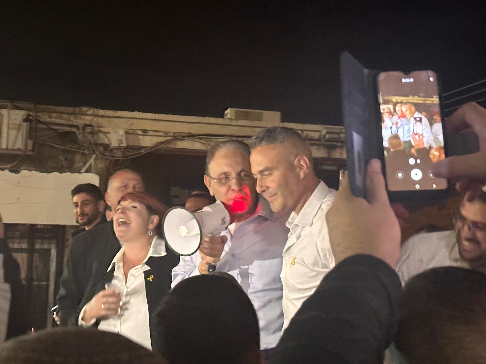 אריה טל בחגיגות הניצחון של דודו כהן | צילום: רדיו חיפה