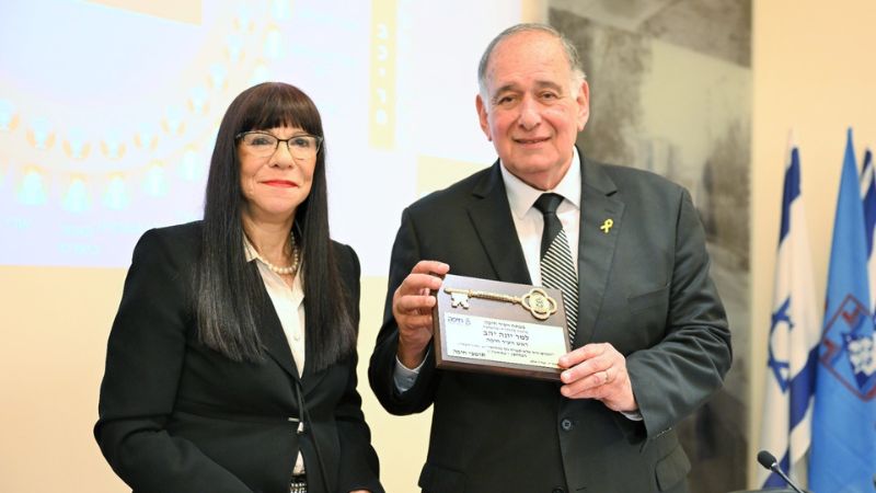ברכה סגל מוסרת ליהב את מפתח העירייה | צילום: ראובן כהן, דוברות העירייה
