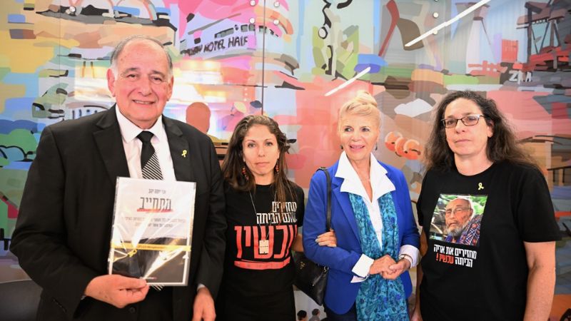 יונה יהב ורעייתו רבקה עם נציגות מטה החטופים | צילום: ראובן כהן, דוברות עיריית חיפה