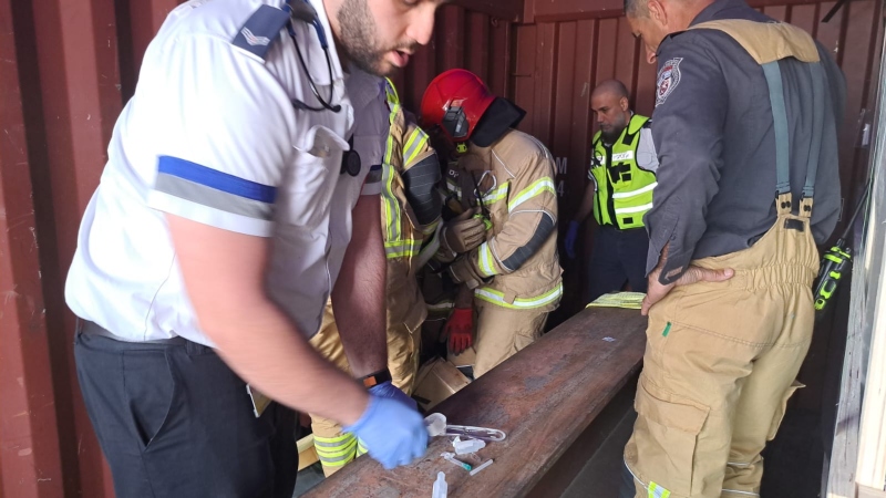 חולץ לאחר שנמחץ תחת מסגרת עץ | צילום: דוברות כבאות והצלה