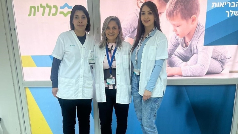 ריחאב חרופי ממרפאת כללית בשפרעם עם המיילדות מכרמל - שירות ליווי הריון | צילום: אלי דדון, כרמל