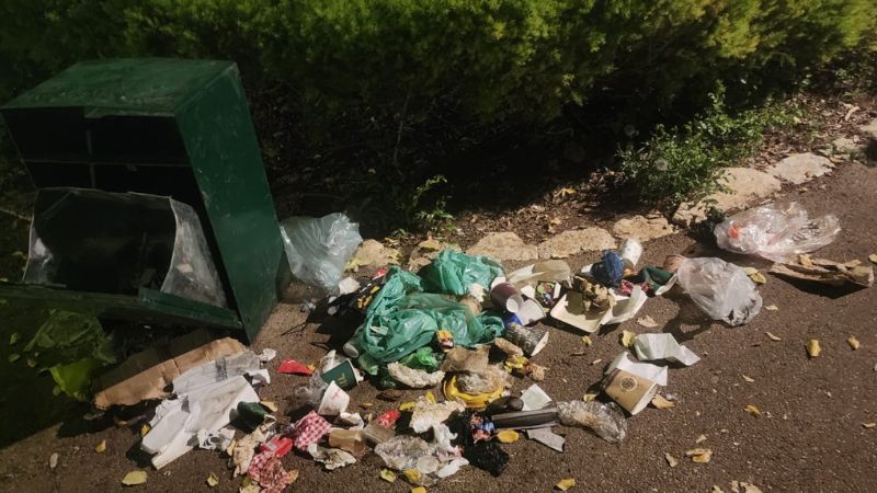 פח האשפה בגן מאניה שוחט | צילום: אבי מזור