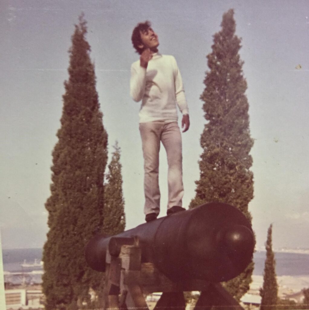 דוד כהן על התותח בגן הזיכרון בהדר בשנת 1972 | צילום: אלבום פרטי