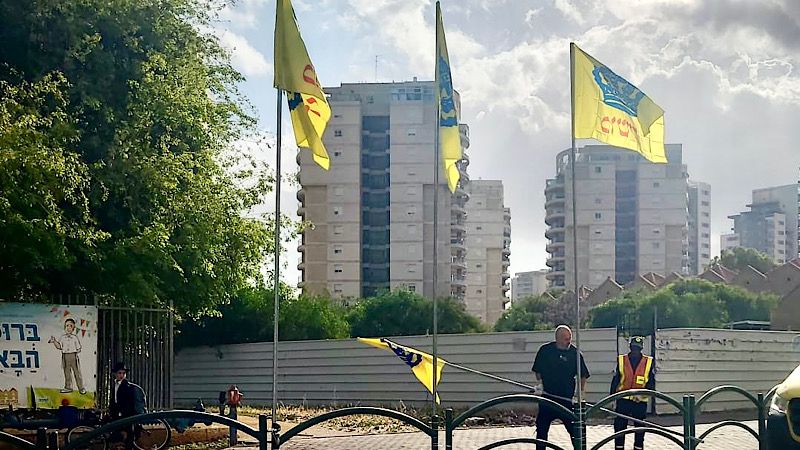 עובדי עיריית חיפה מסירים את דגלי חב