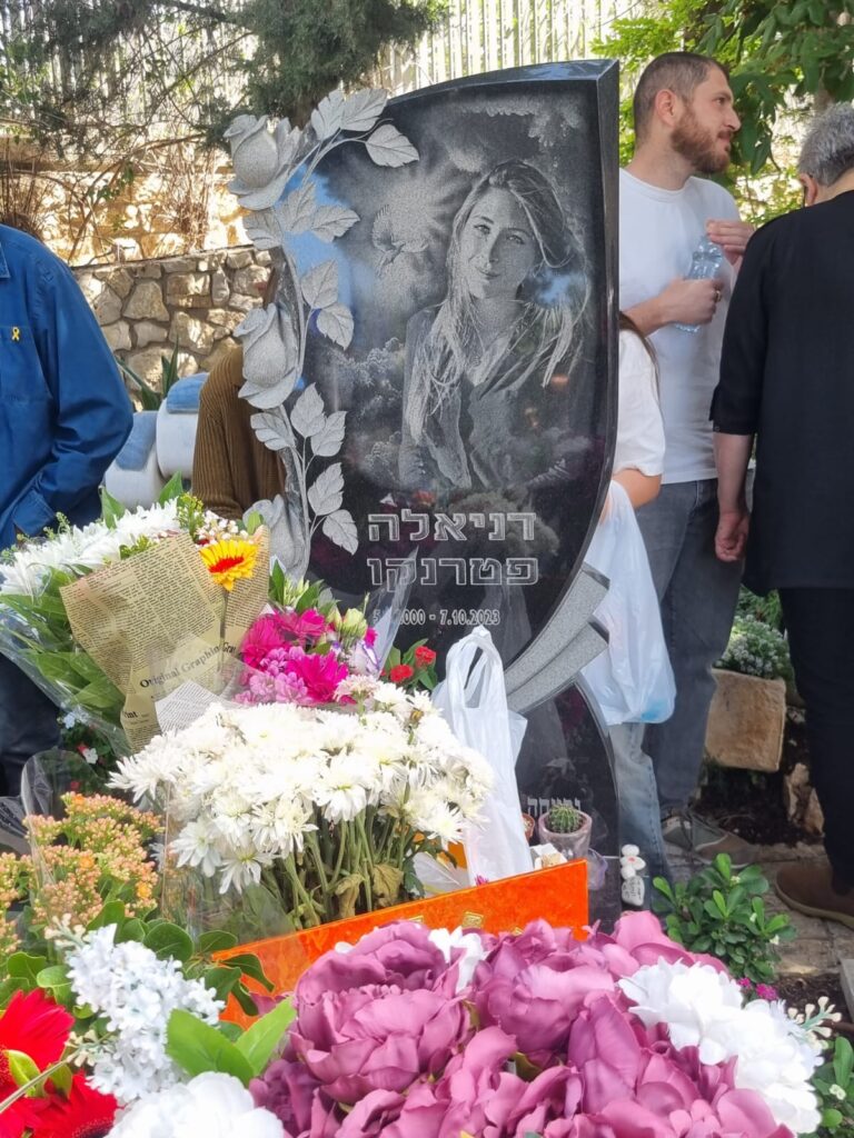 קברה של דניאלה (דנה) פטרנקו בחלקת נפגעי פעולות האיבה בחיפה | צילום: רדיו חיפה
