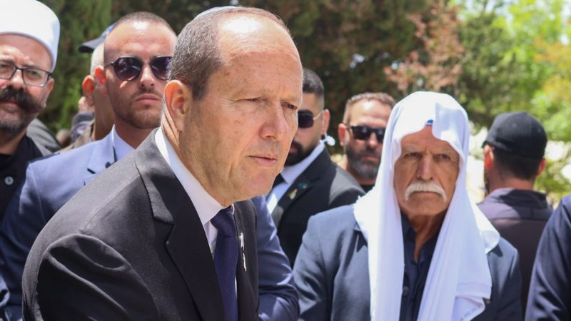 השר ניר ברקת בבית העלמין בעוספיה | צילום: עומר מוזר