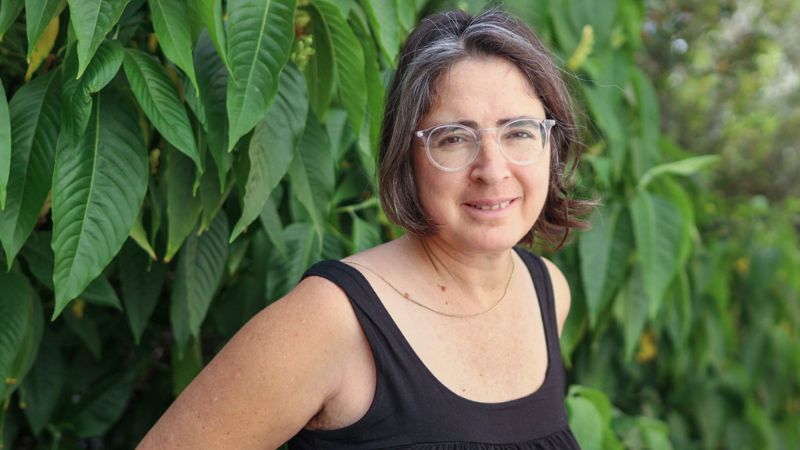 שוכבים במיטה עם בגדים במשך שעה ומתחבקים, מתלטפים, מחליפים תנוחות, מדברים. יעל ברגר | צילום: עומר מוזר