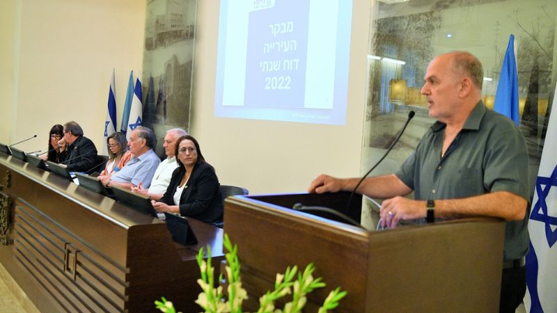 מבקר העירייה, עופר טל, בישיבת מועצת העיר | צילום: ראובן כהן, דוברות עיריית חיפה