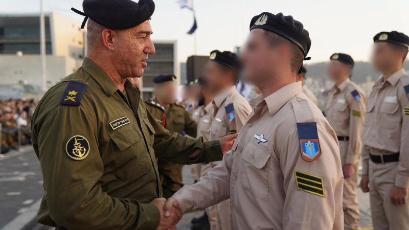 מפקד זרוע הים, אלוף דוד סער סלמה עם חניכי קורס צוללן | צילום: דובר צה"ל