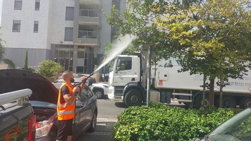 מרססים את הכנימה הצמרית | צילום: דוברות עיריית טירת כרמל