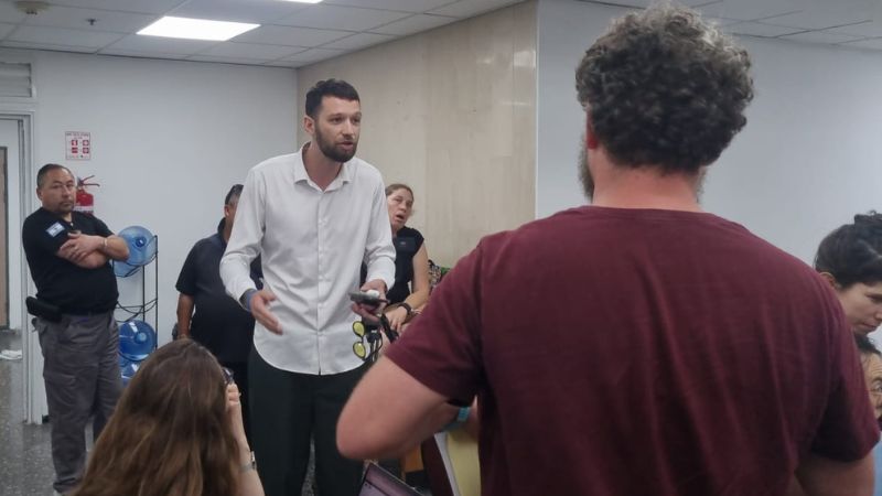 קיריל קארטניק ספג קיתונות במפגש שיתוף ציבור בנושא תוכניות הקזינו בשכונה | צילום: רדיו חיפה