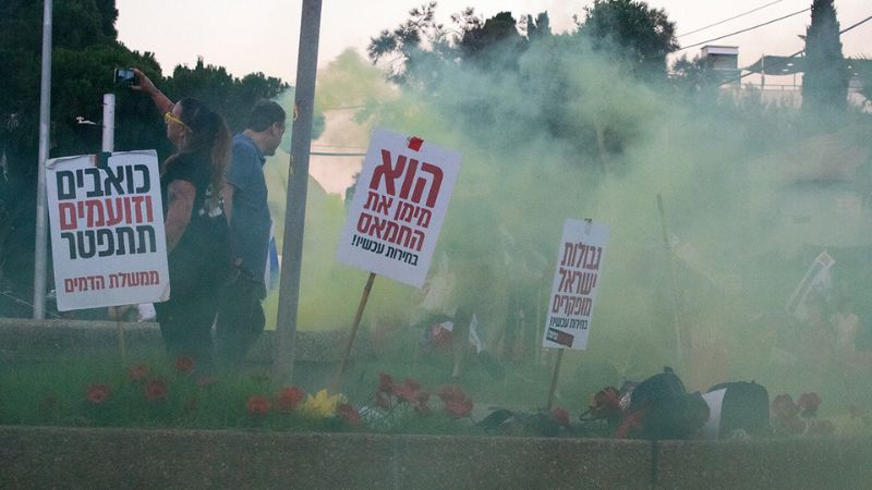 כיכר ספר נצבעה בעשן צהוב | צילום: יאיר גיל