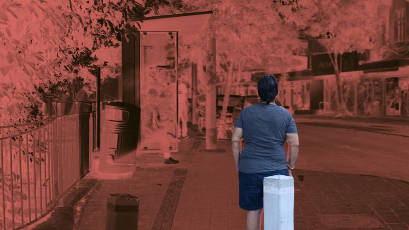 זונה בתחנת האוטובוס ברחוב החלוץ, פינת דבורה בהדר | צילום: עומר מוזר