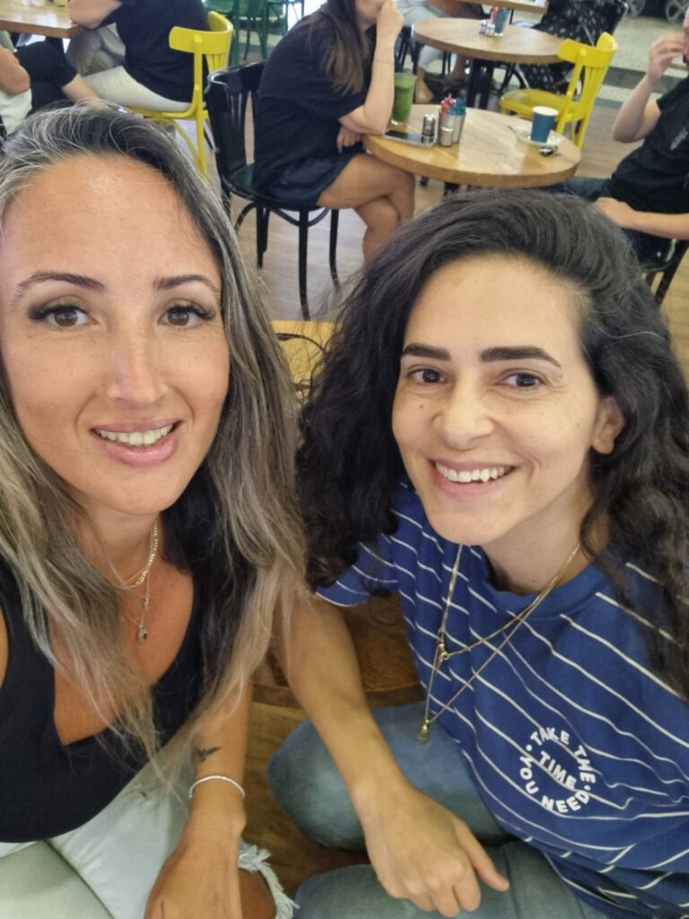 נפגשו לכוס הקפה הראשונה שלהן. אודיה שווץ (משמאל) וסיון פניני תמם