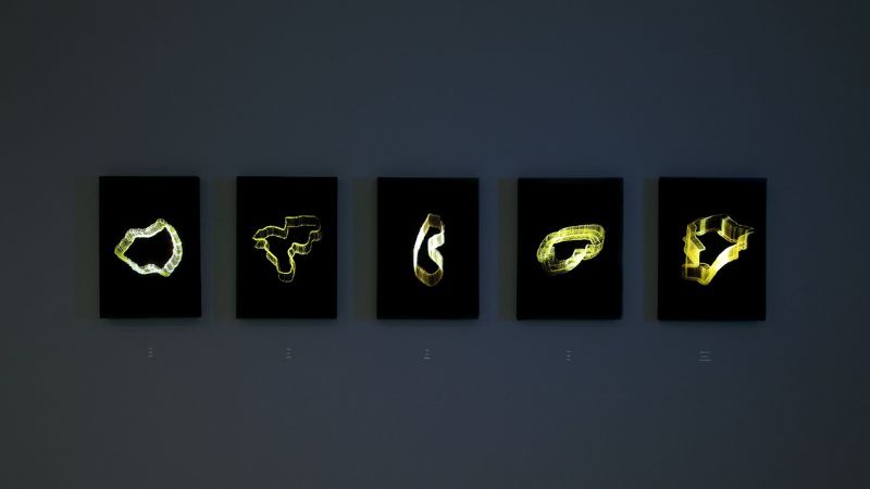 עבודות אור המייצגות את קווי המתאר של הישובים | צילום: הדר סייפן