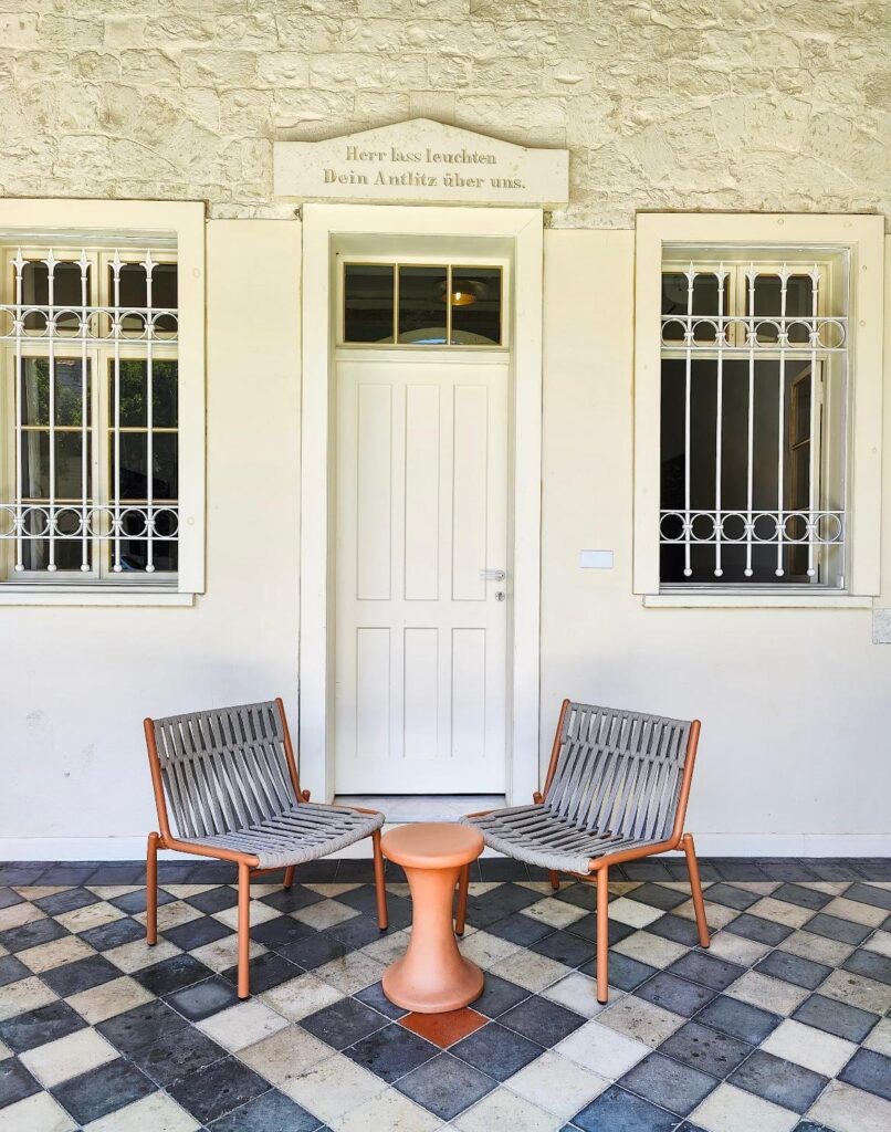 מעל דלת הכניסה חקוק פסוק מתהילים. בית שומאכר | צילום: נעה שפירא