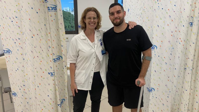 אנטוני המטופל וגלית הפיזיותרפיסטית במפגש הראשון מאז הגילוי | צילום: דוברות מכבי
