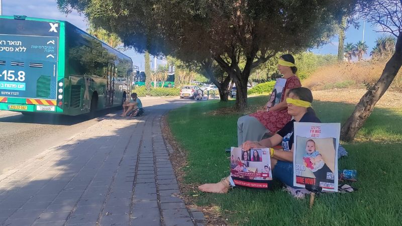פעילים כפותים במיצג חטופים בכניסה למת"ם | צילום: משנים כיוון