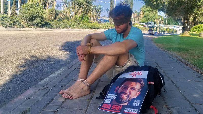 פעילים כפותים במיצג חטופים בכניסה למת"ם | צילום: משנים כיוון