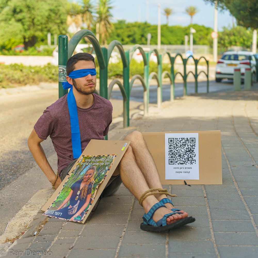 מיצג חטופים בכניסה למת"ם | צילום: משנים כיוון