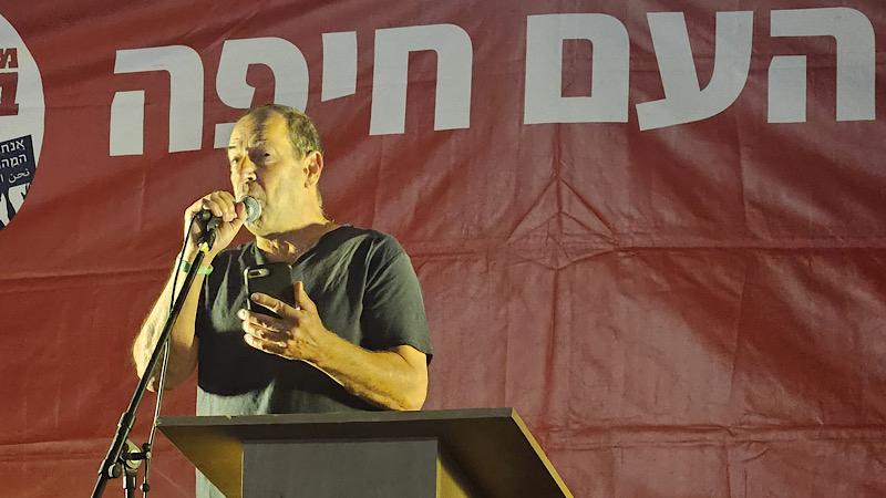 בני ברבש נואם במרכז חורב | צילום: מחאת העם בחיפה