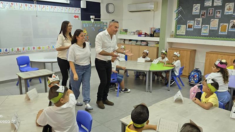 דודו כהן, ראש העיר טירת כרמל עם תלמידי כיתה א' | צילום: דוברות עיריית טירת כרמל