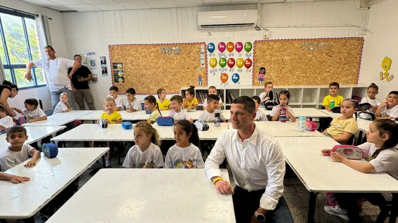 רועי לוי, פותח את שנת הלימודים עם תלמידי כיתות א' | צילום: דוברות עיריית נשר