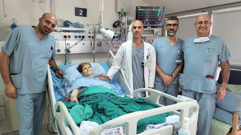 ציפורה במחלקה עם צוות הרופאים שטיפל בה | צילום: אלי דדון