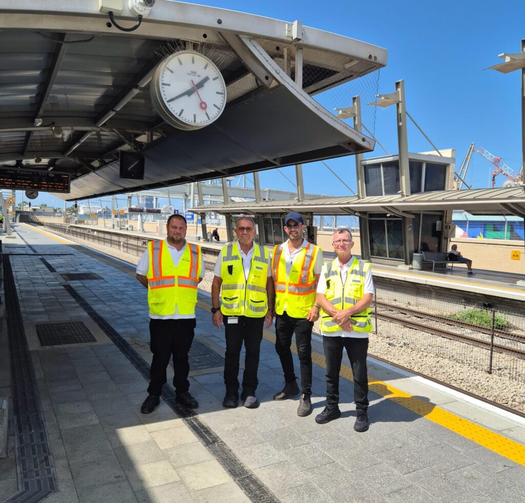 עובדי הרכבת שסייעו לתייר | צילום: דוברות רכבת ישראל