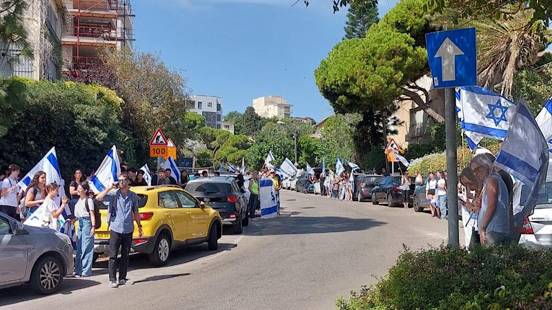 אלפים מלווים את סמל תומר קרן בדרכו האחרונה: צילום: עירוני ה'