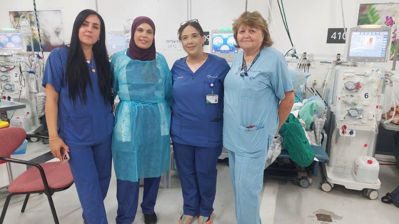האחות וואפה עם צוות יחידת הדיאליזה | צילום: ירון חזן דוברות כרמל