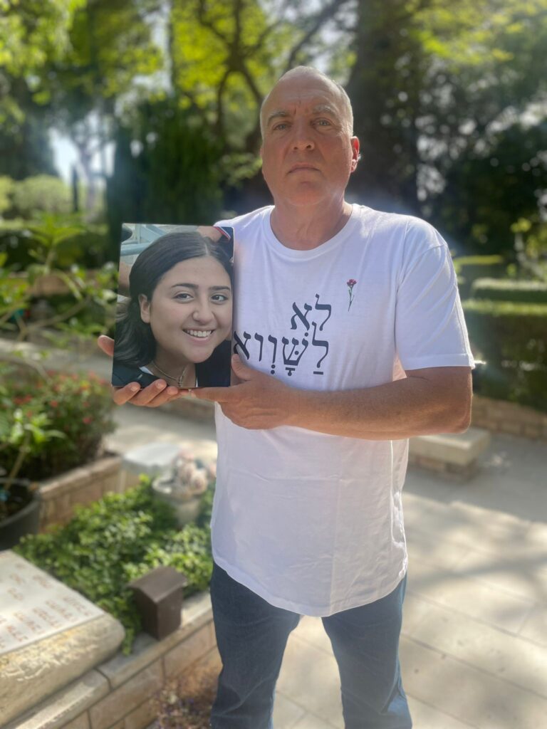 אייל אשל ותמונת בתו רוני ז"ל | צילום: אלבום משפחתי