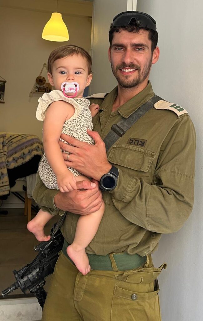 סרן (מיל') מעוז שאטל עם נויה שנולדה במלחמה | צילום: דו"צ