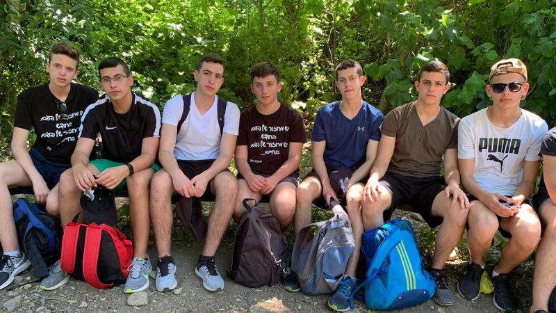 שני מימין: דביר דמתי, אלון רבינוביץ', מתן אנגרסט וחברים בטיול כיתתי | צילום: אלבום פרטי