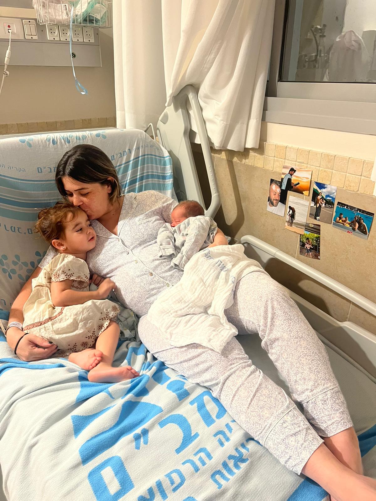 שובל קוסטנקו-צרפתי עם אמה לאחר לידת ים | צילום: אלבום פרטי