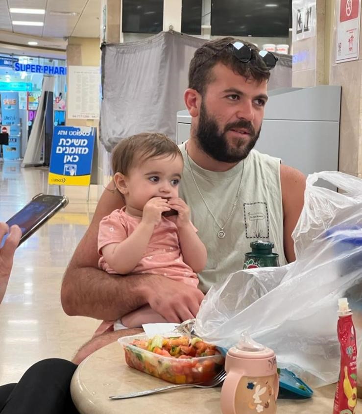 אופיר צרפתי ז"ל עם אמה אחייניתו | צילום: אלבום פרטי