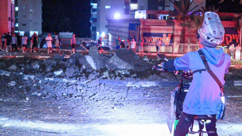 הכיכר בשכונת שפרינצק שנפגעה מנפילת הרקטה בחיפה | צילום: עומר מוזר