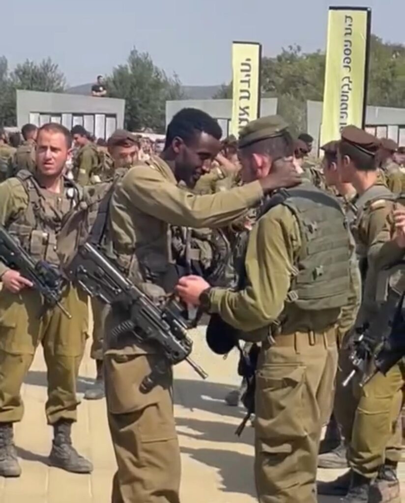 "קיבלתי את מה שייחלתי לו מכיתה י', כומתה חומה". המ"מ טשאגר טוואבה ועמית נחמיאס בטקס סיום מסלול | צילום: אלבום פרטי