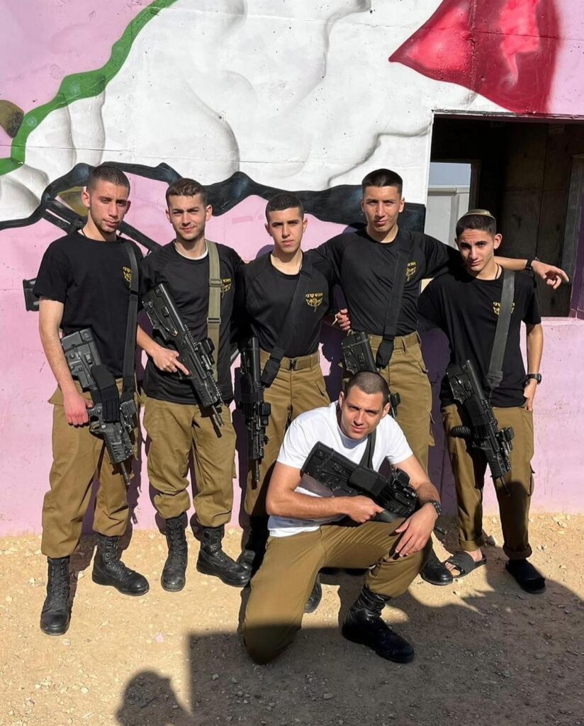 החבר הכי טוב, רועי ביננשטוק ז"ל (עומד ראשון מימין), עמית נחמיאס (עומד ראשון משמאל) | צילום: אלבום פרטי