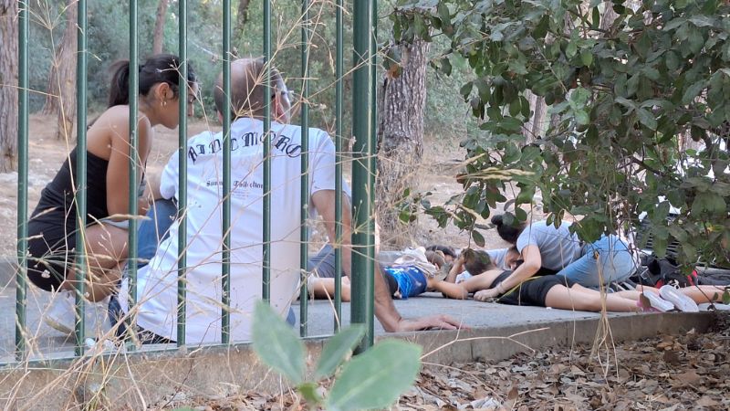 תושבי חיפה נשכבים על המדרכה בזמן האזעקה | צילום: עומר מוזר