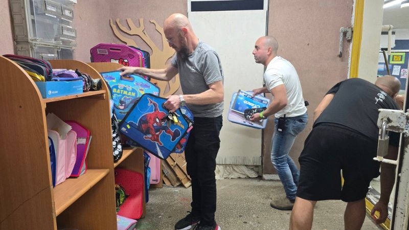 המתנדבים מסדרים ומנקים את המקלטים | צילום: דוברות עיריית קרית מוצקין